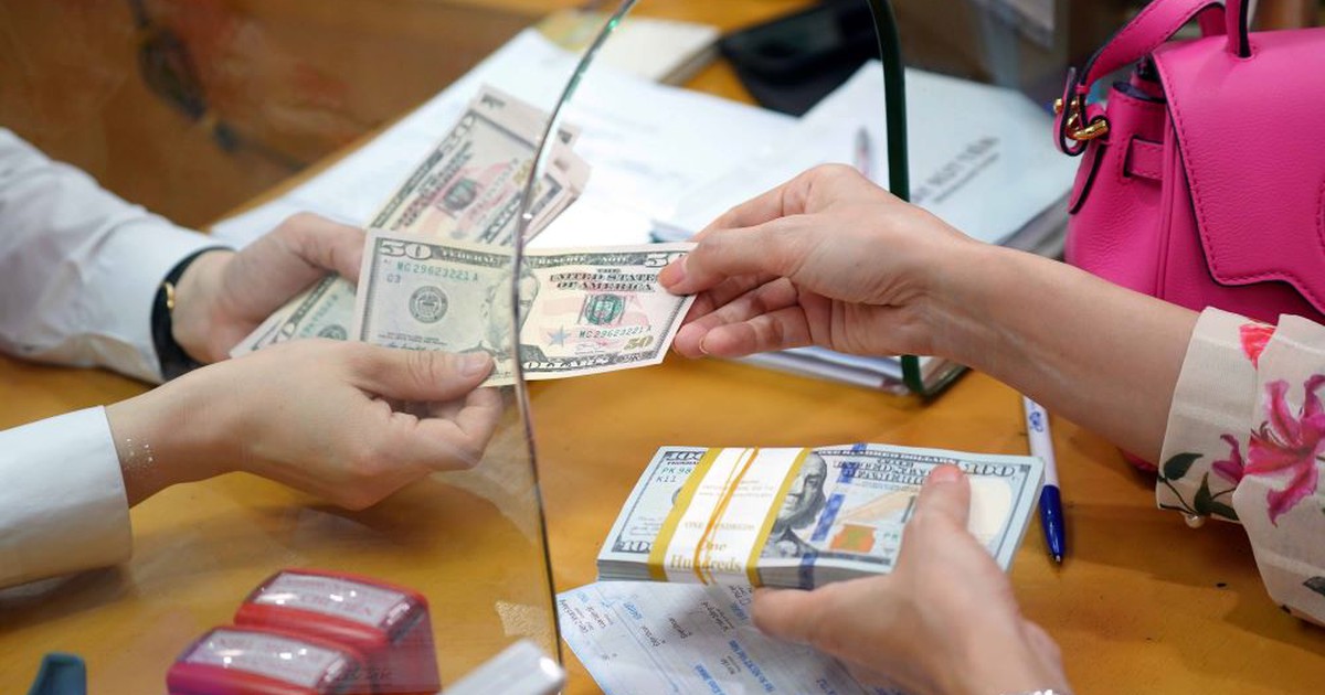 Giá USD hôm nay 10.1.2023: Đồng loạt kéo nhau tuột dốc