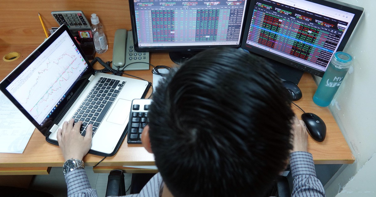 VN-Index 'quay xe' giảm cuối phiên, hàng tỉ USD lại đổ vào thị trường