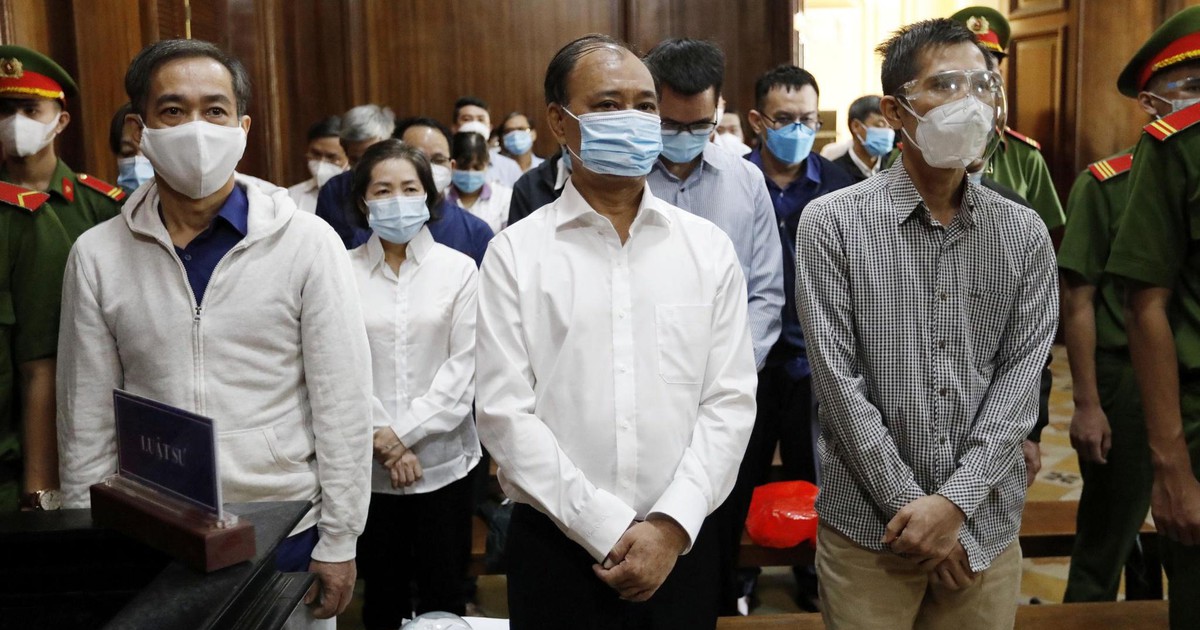 Bị cáo Lê Tấn Hùng ứng tiền khắc phục hậu quả tham ô cho các đồng phạm