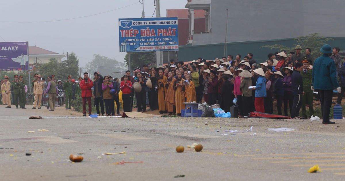 Xe khách tăng tốc trước khi tông đoàn đưa tang khiến 10 người thương vong