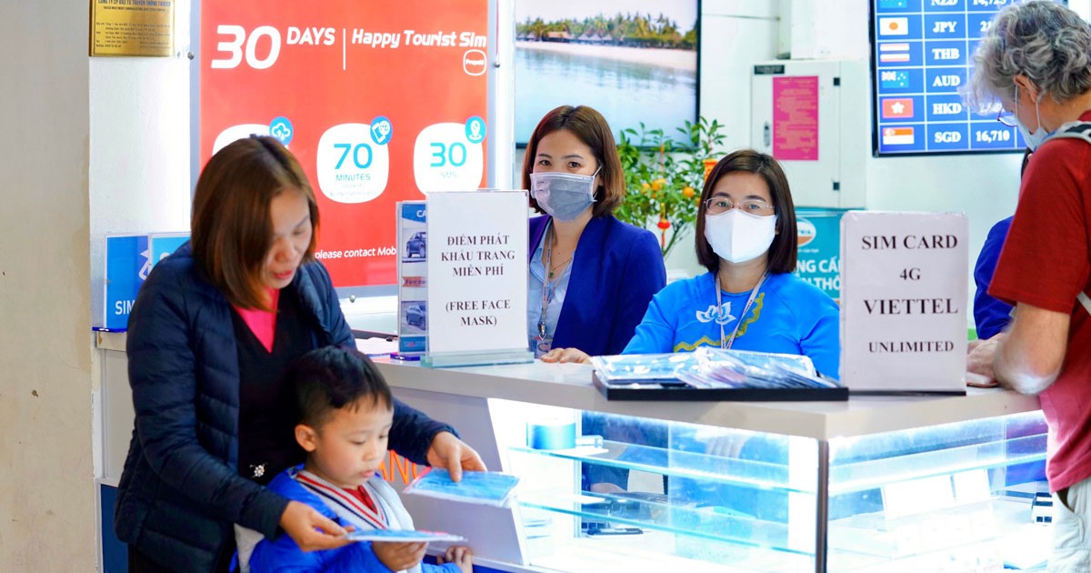 Viêm phổi Vũ Hán: Sân bay Nội Bài phát khẩu trang miễn phí cho hành khách