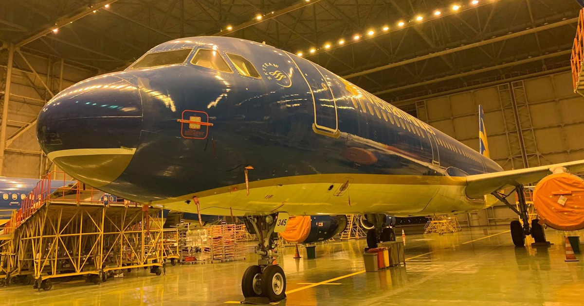 Xe kéo gãy chốt, máy bay 'kẹt' ở đường băng sân bay Nội Bài