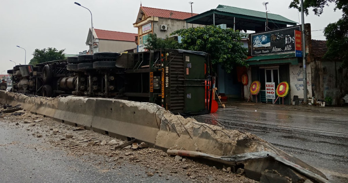 Tài xế ngủ gật, xe đầu kéo cày nát dải phân cách quốc lộ 1A