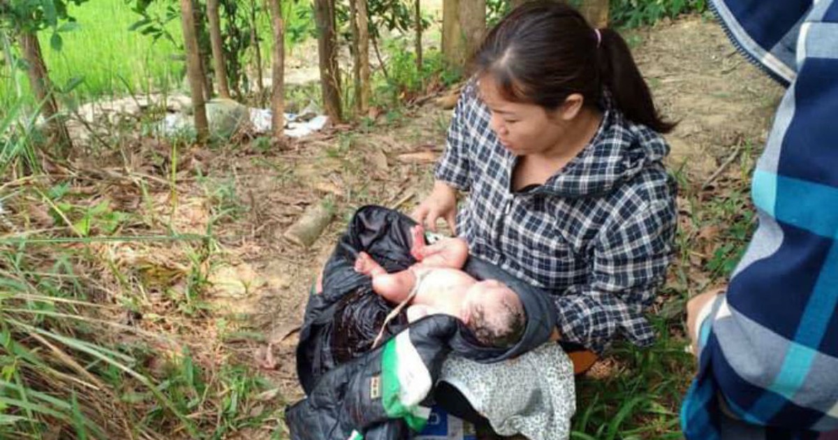Bé gái sơ sinh bị bỏ rơi ven cánh đồng ở Thanh Hóa