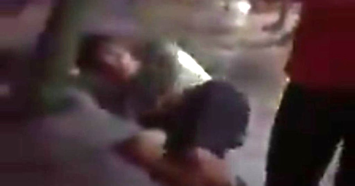 Thanh niên 'ngáo đá' hai tay hai dao đuổi người đi đường ở Ninh Bình