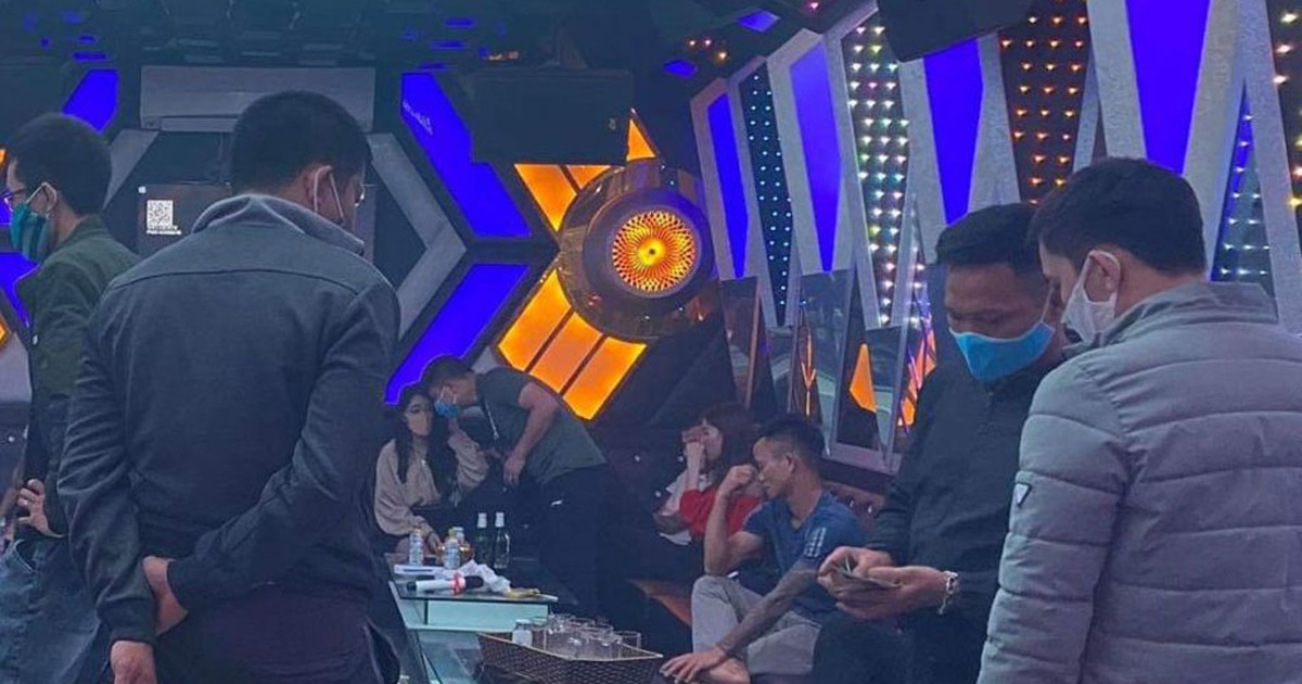 Bắt quả tang 11 người tổ chức 'tiệc ma túy' giữa mùa dịch