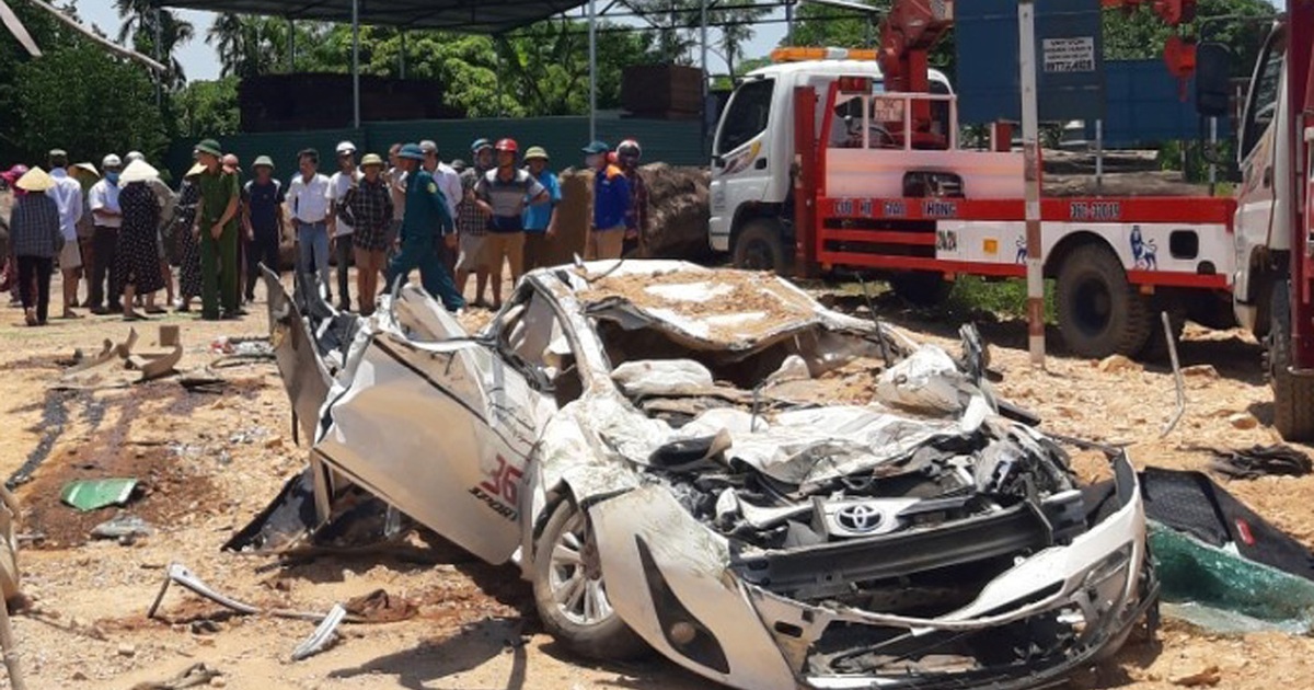 Xe tải đè bẹp ô tô con, khiến 3 người chết tại chỗ