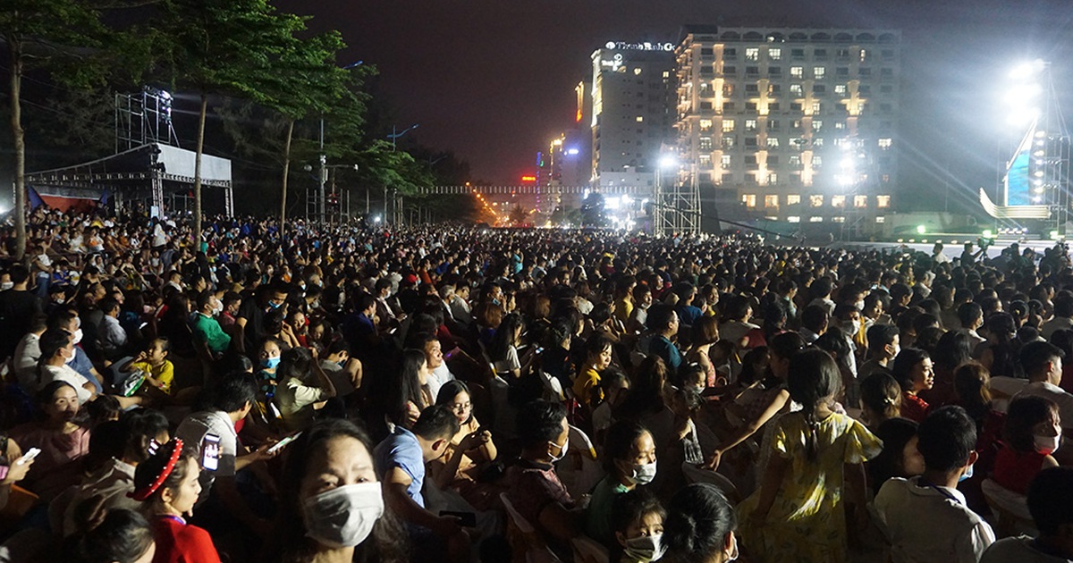 Hàng vạn người về Sầm Sơn dự lễ khai mạc mùa du lịch