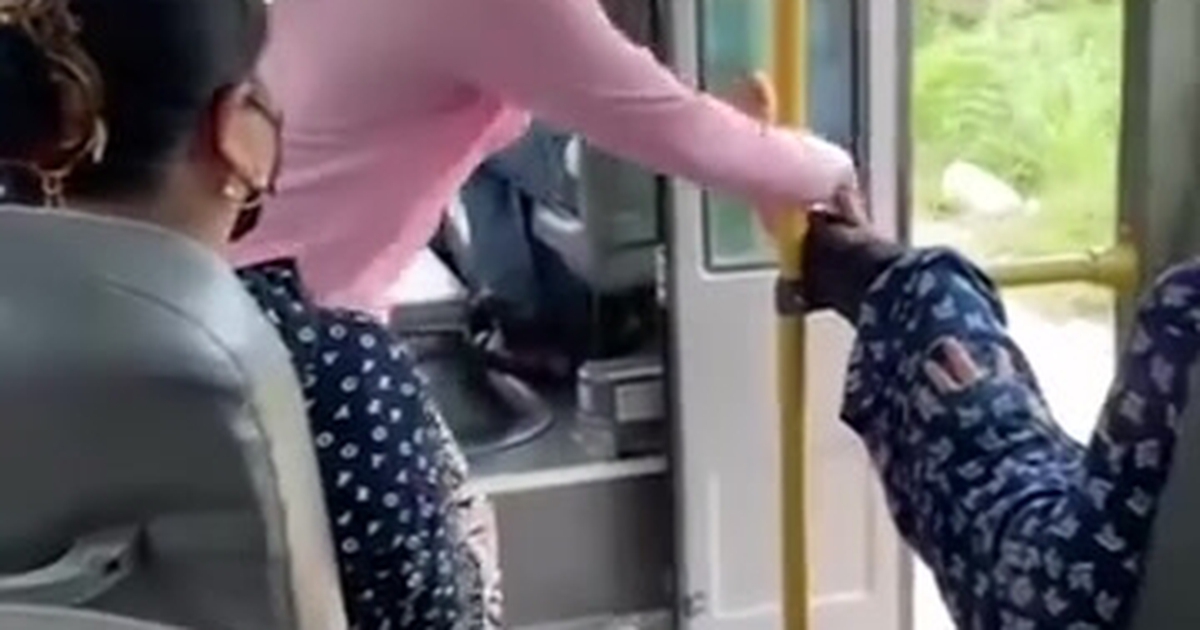 Nữ hành khách ngang ngược gác chân trên xe buýt còn thách thức: 'Chả ảnh hưởng ai!'`