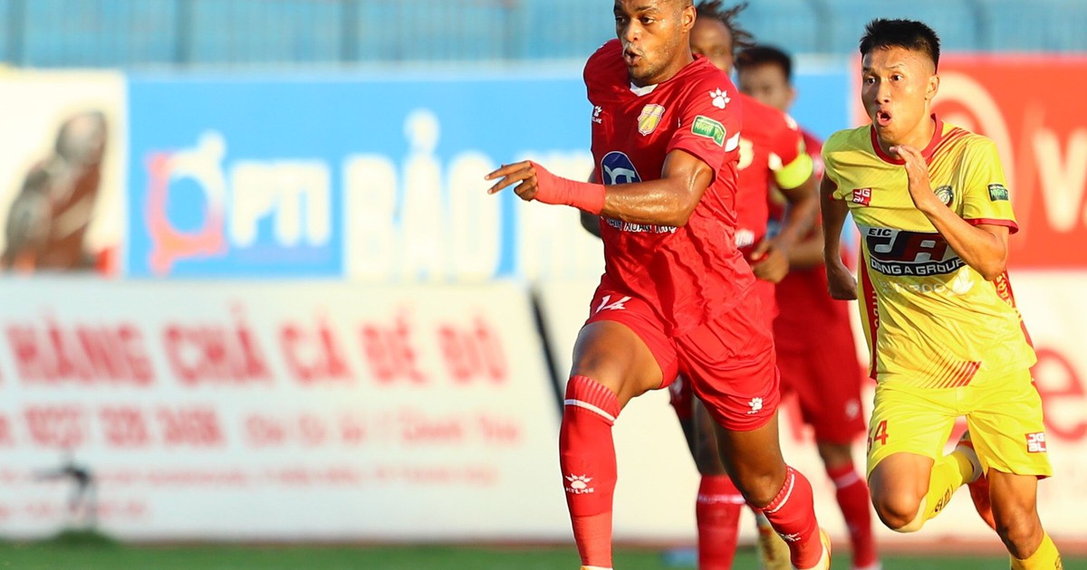 HLV Petrovic và lãnh đạo đội Thanh Hóa chạy vào sân phản ứng trọng tài