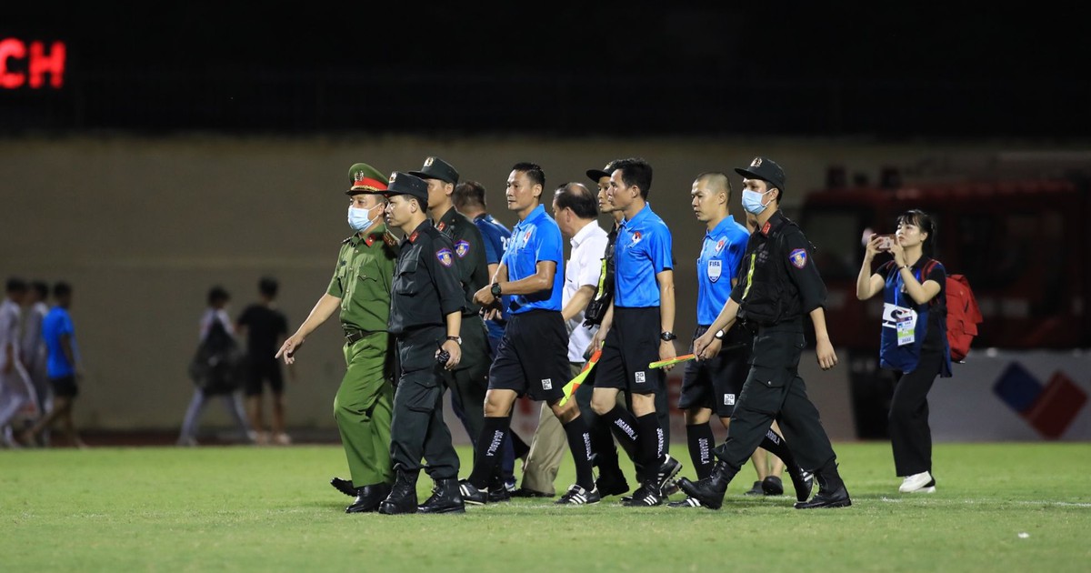 Bầu Đoan phản ứng 3 pha bóng trọng tài gây bất lợi cho đội Thanh Hóa