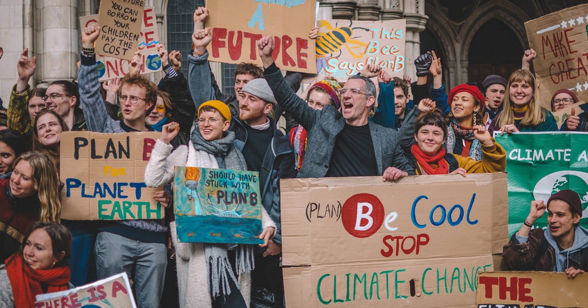 Chính phủ Anh bị kiện vì phân biệt đối xử với giới trẻ