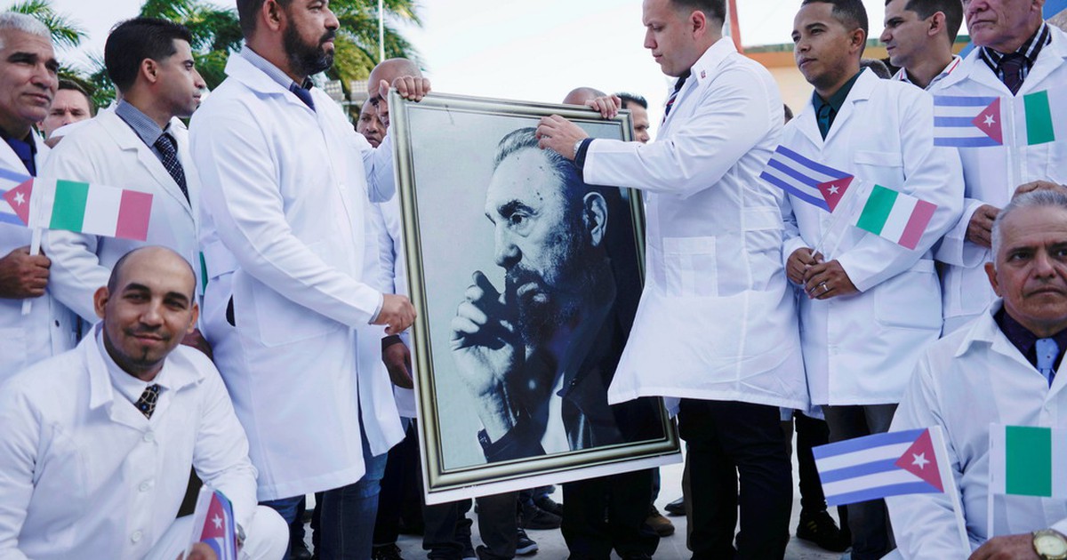 Cuba cử những ‘thiên thần áo trắng’ đến giúp Ý chống đại dịch COVID-19