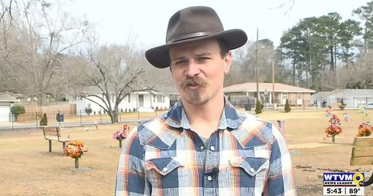 Đặt hoa tại mộ hôn thê nhưng bị kết tội hình sự