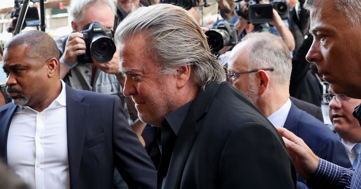 Cựu trợ lý cấp cao của ông Trump ra đầu thú tại New York