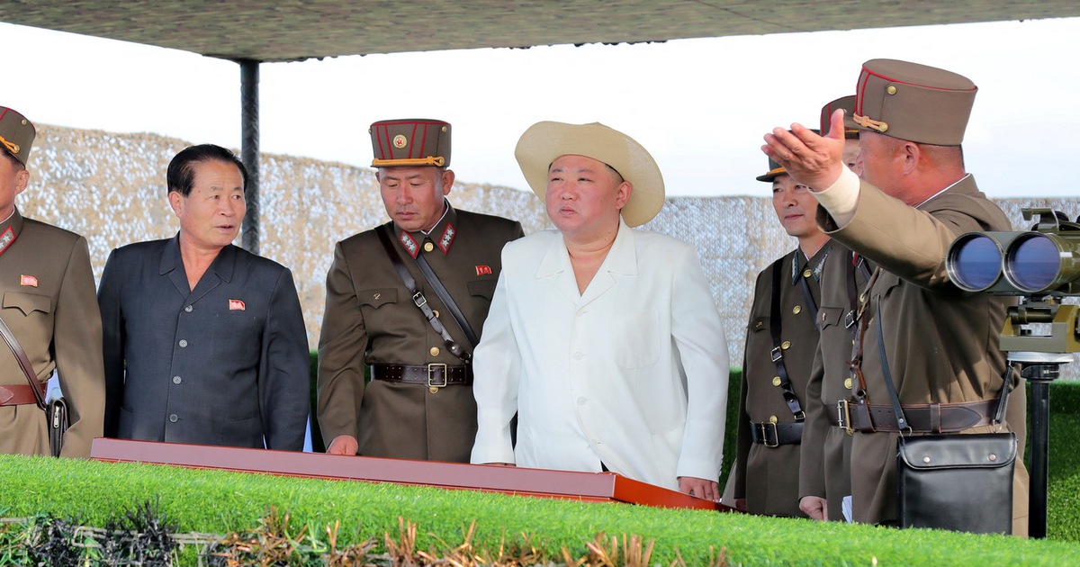 Triều Tiên công bố loạt ảnh ông Kim Jong-un thị sát phóng tên lửa, diễn tập quân sự