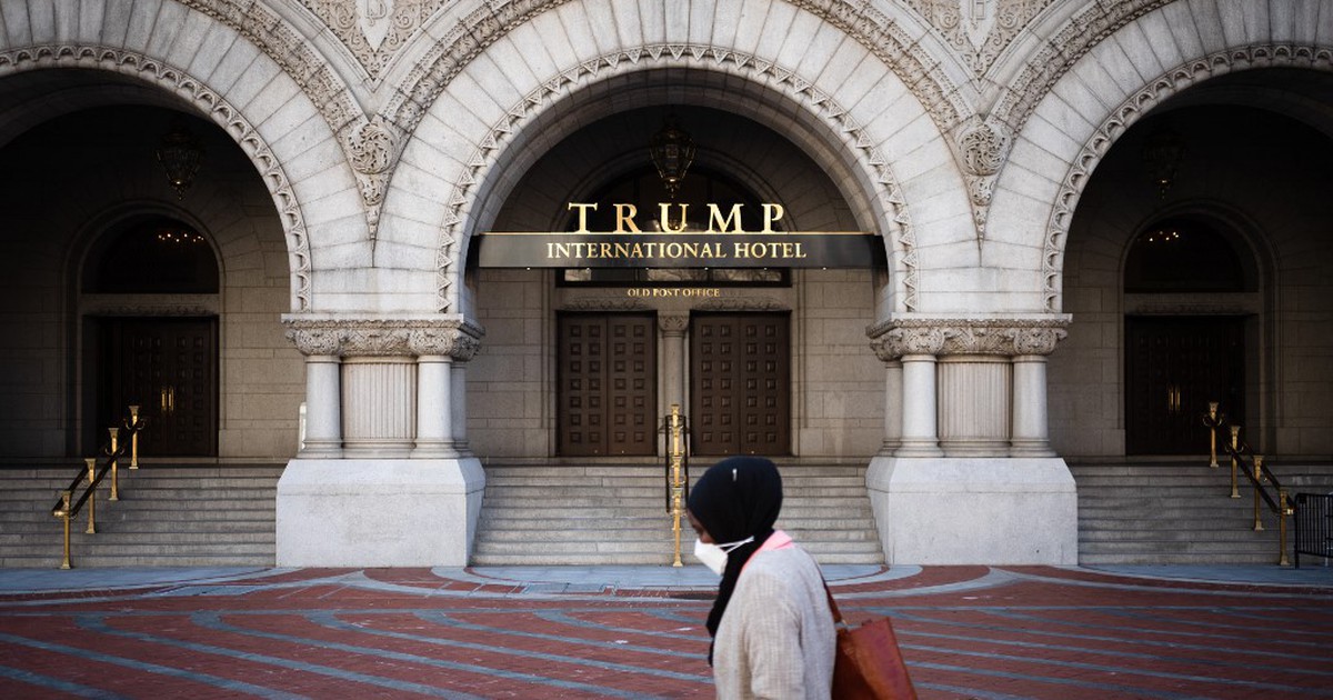 Quan chức nước ngoài từng ở khách sạn của ông Trump để tác động Nhà Trắng?