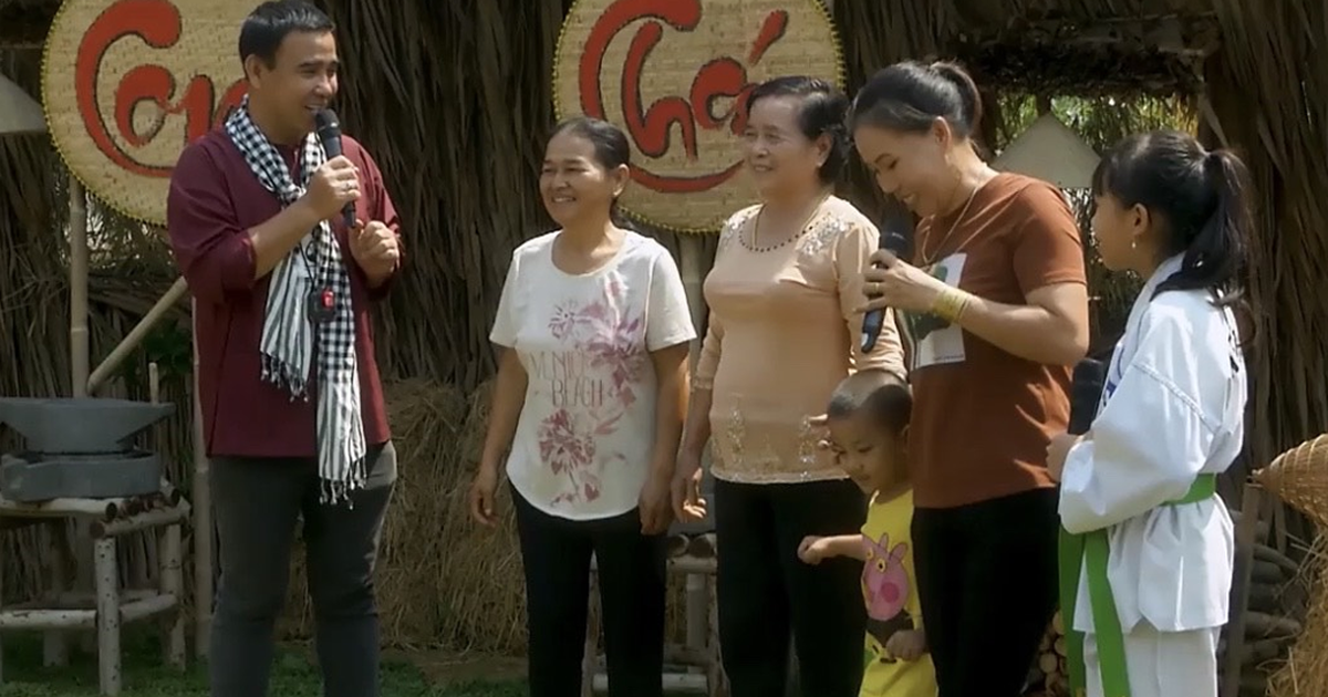 Hồng Vân bật khóc khi xem chương trình MC Quyền Linh đi dép tổ ong để dẫn