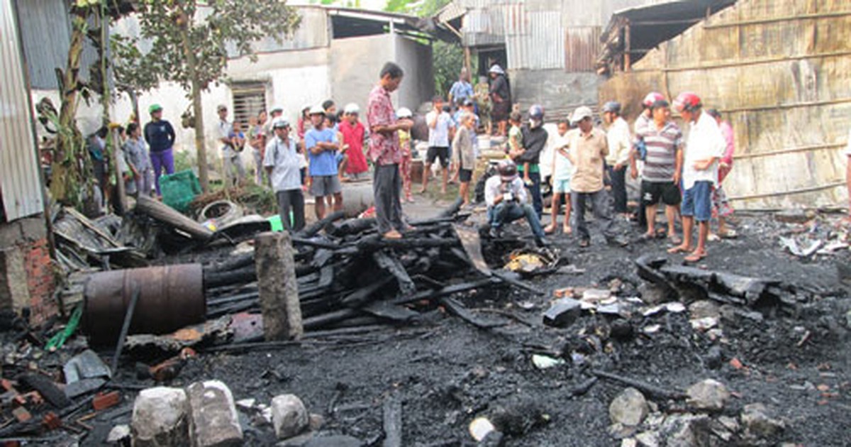 Một vụ cháy, ba cha con mất nhà