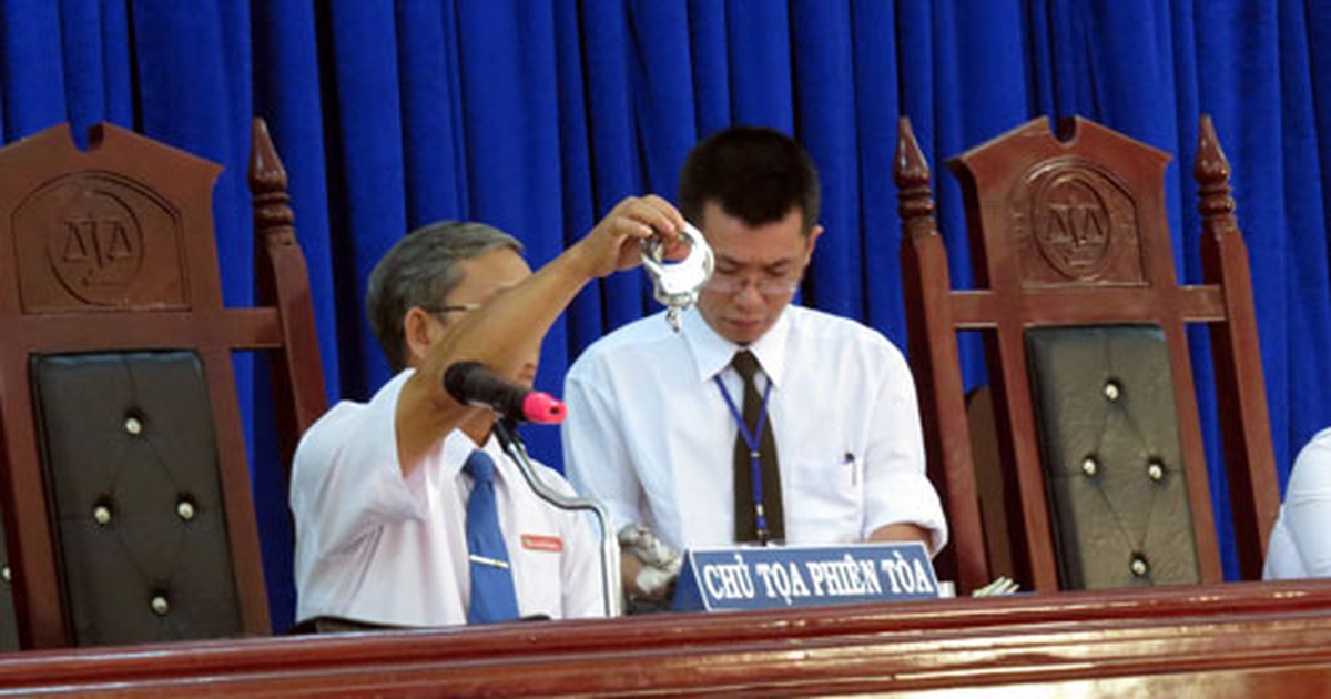 Xử vụ công an dùng nhục hình: Kiểm tra hành chính nhưng lại còng tay