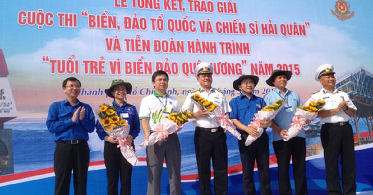 Đoàn 'Tuổi trẻ vì biển, đảo quê hương' thăm Trường Sa