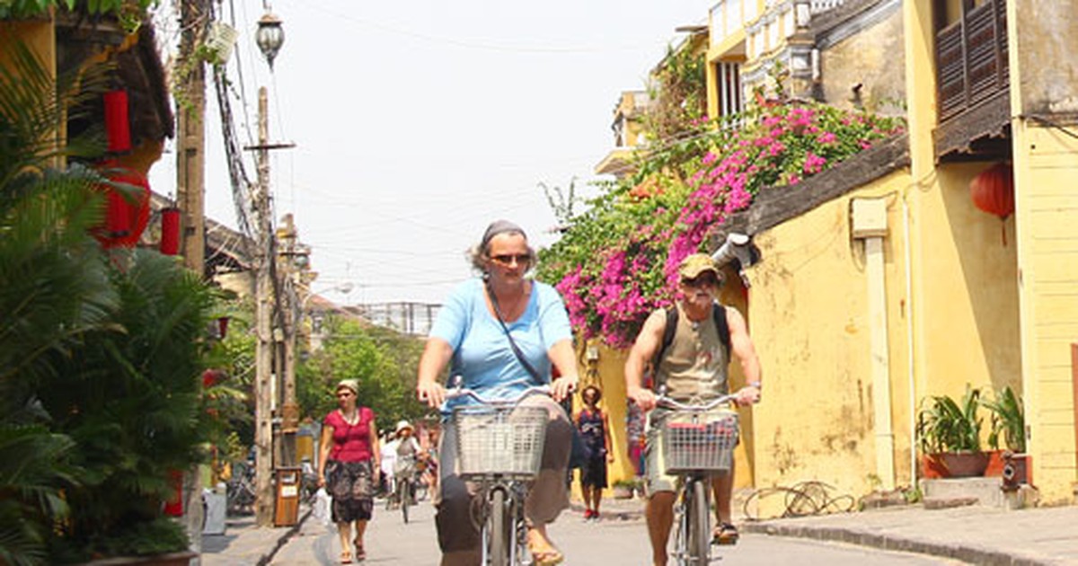 Đạp xe quanh phố cổ Hội An vào top 10 'trải nghiệm du lịch VN'