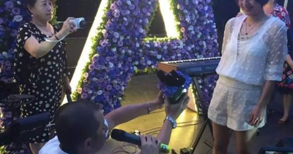 'Đường Tăng' Văn Chương quỳ gối cầu hôn vợ sau tin đồn ngoại tình