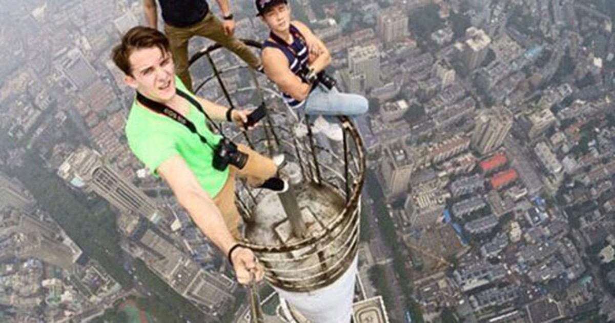 Rộ chụp ảnh 'tự sướng' trên tòa nhà chọc trời ở Trung Quốc