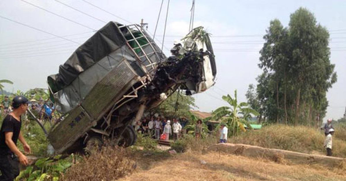 Bị tàu hỏa đâm, tài xế xe tải tử vong tại chỗ