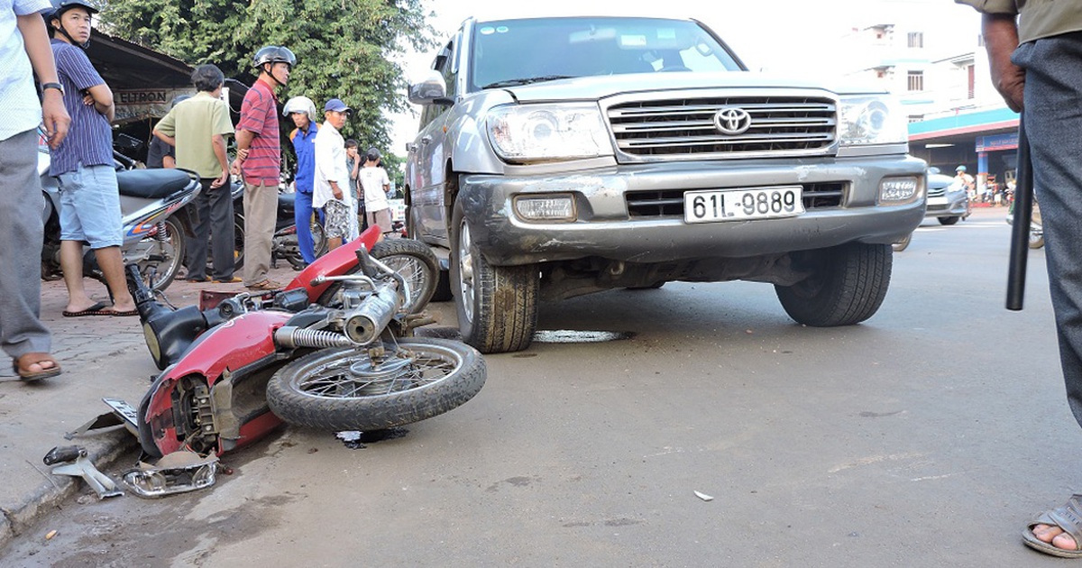 Xe Land Cruiser húc liên tiếp xe máy, 3 người nhập viện
