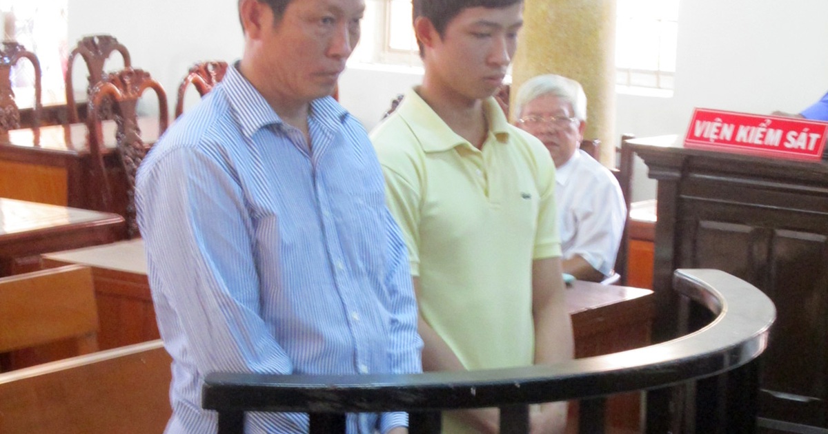 Cha rủ con đi đánh người rồi cùng dắt nhau vào tù