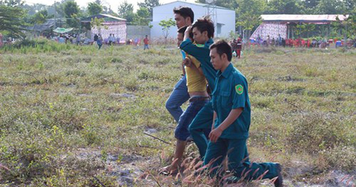 Bắt 2 nghi phạm móc túi tại phiên xử thảm sát ở Bình Phước