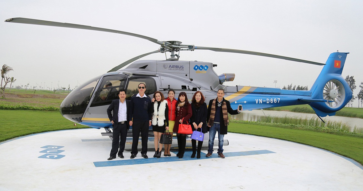 Khách hàng đi nhận nhà bằng máy bay trực thăng