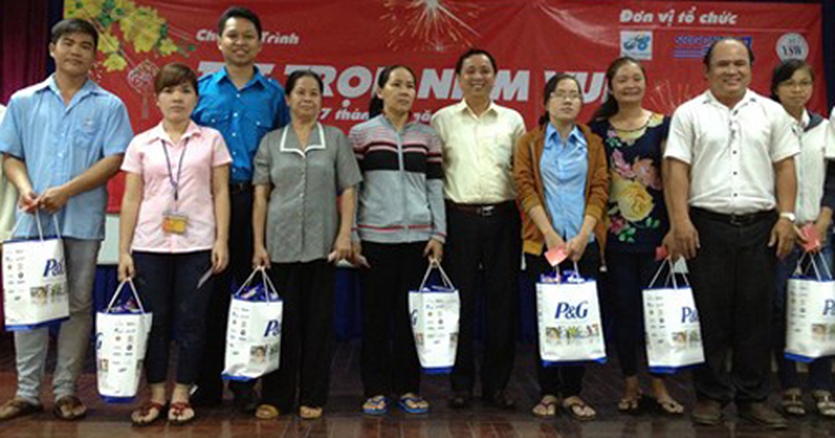 Tặng quà tết cho thanh niên công nhân có hoàn cảnh khó khăn