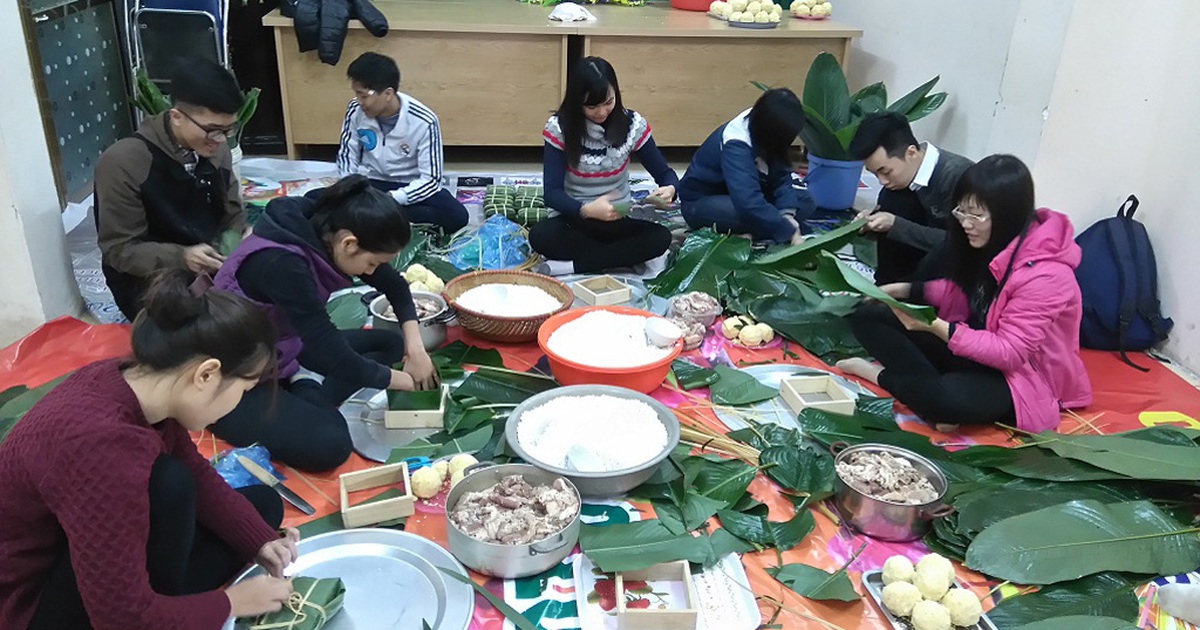 Bạn trẻ gói bánh chưng tặng người nghèo dịp tết