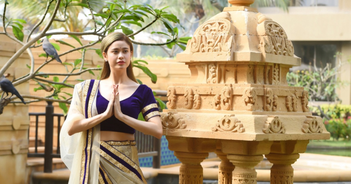 Trương Quỳnh Anh khoe sắc trong trang phục Ấn ở Mumbai