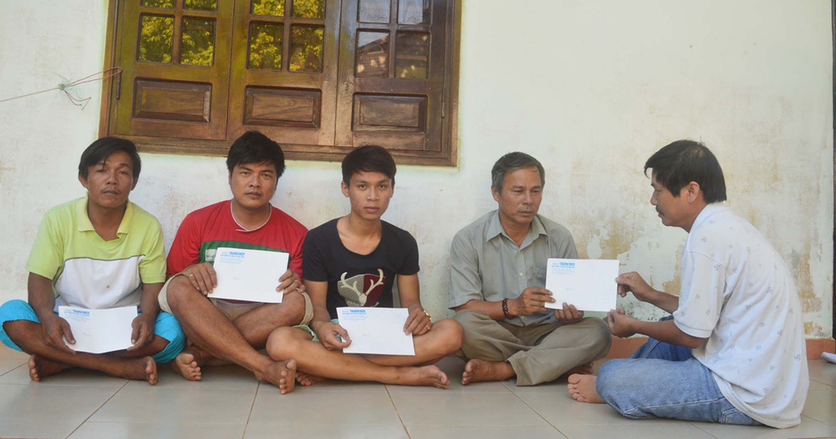 Báo Thanh Niên trao tiền hỗ trợ ngư dân bị tàu Trung Quốc đâm chìm