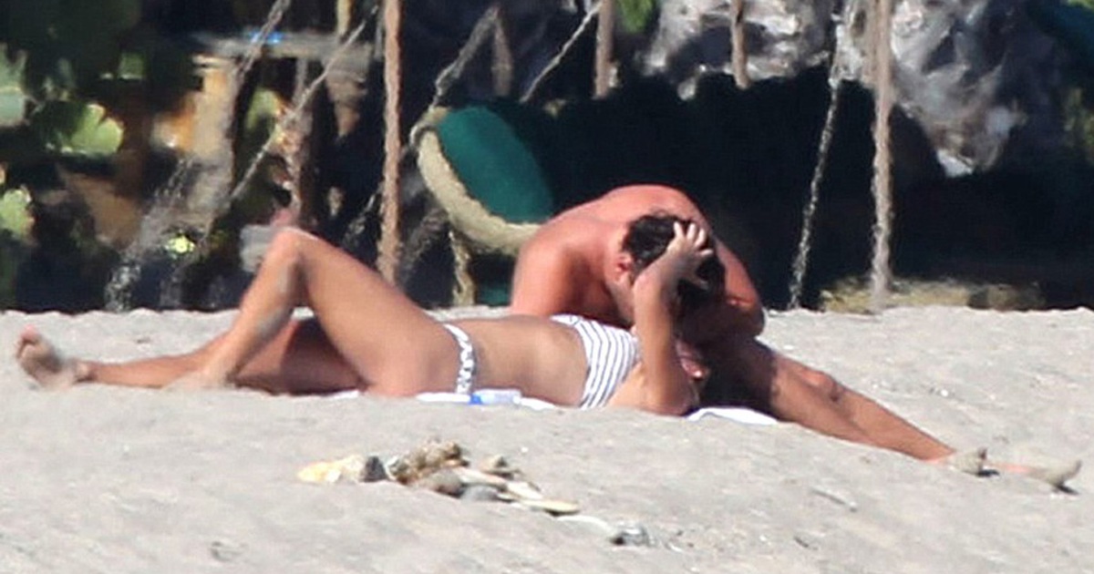 Leonardo DiCaprio khóa môi nồng nhiệt Nina Agdal trên bãi biển Malibu