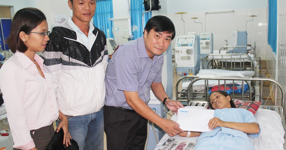 Trao tiền hỗ trợ để người em nhận thận từ chị gái để ghép