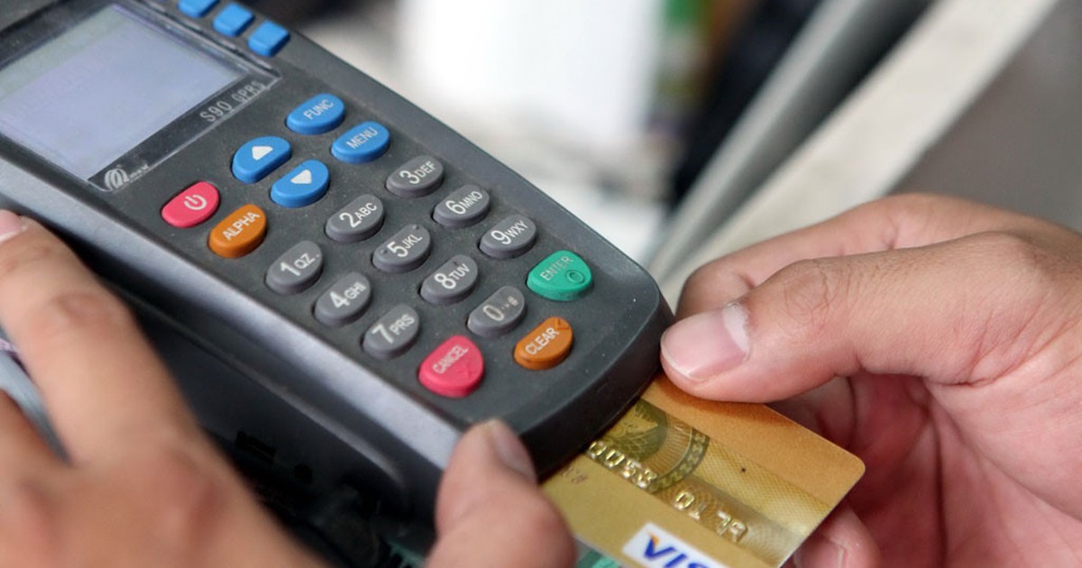 Ngân hàng 'chém đẹp' người dùng thẻ: Người sử dụng thẻ nên cẩn thận