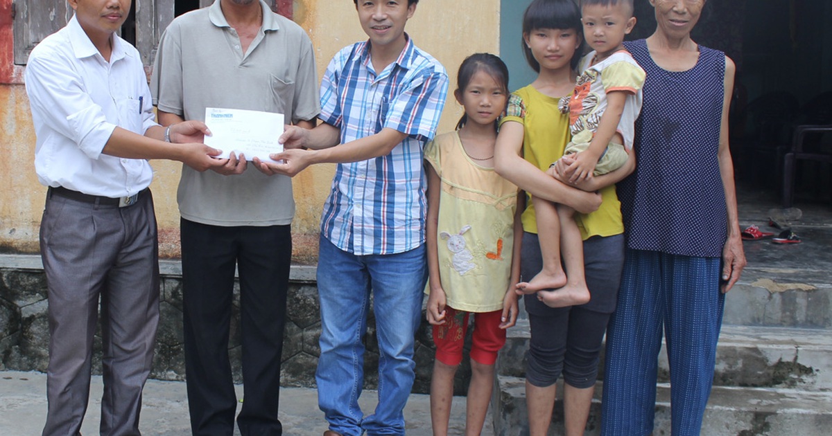 Trao tiền giúp 'người cha bán thận nuôi con thơ'