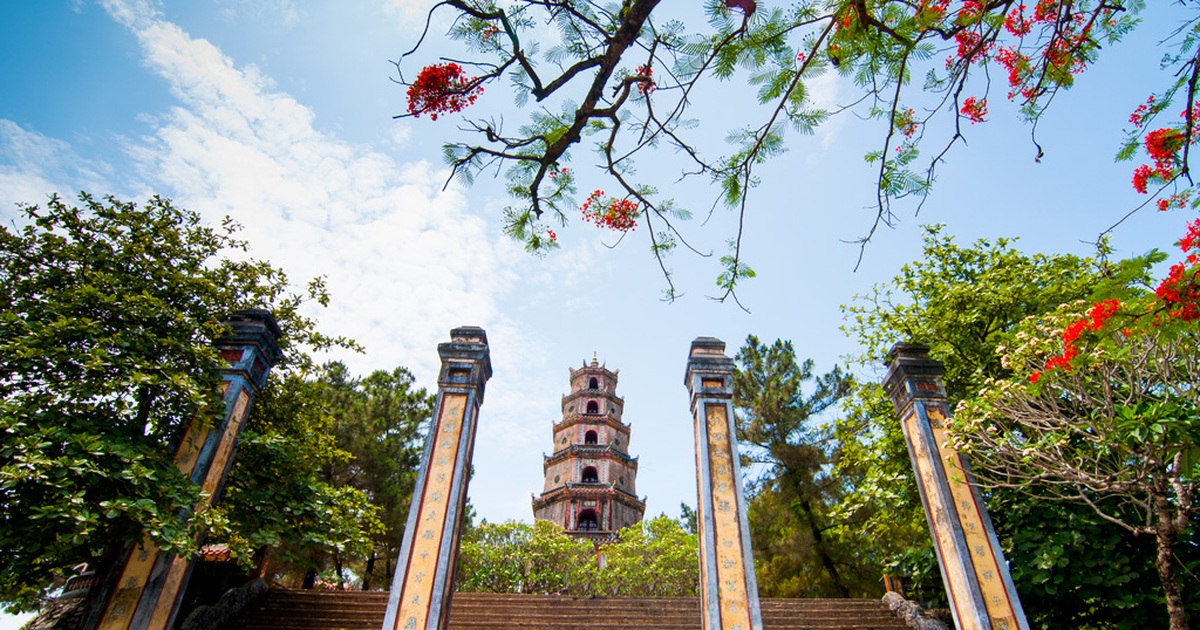 Ngược dòng Hương Giang thăm di sản Huế