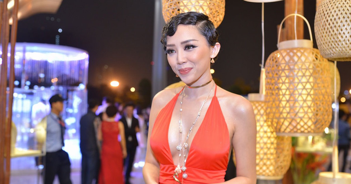 Tóc Tiên nóng bỏng lên sàn catwalk Tuần lễ thời trang quốc tế Việt Nam