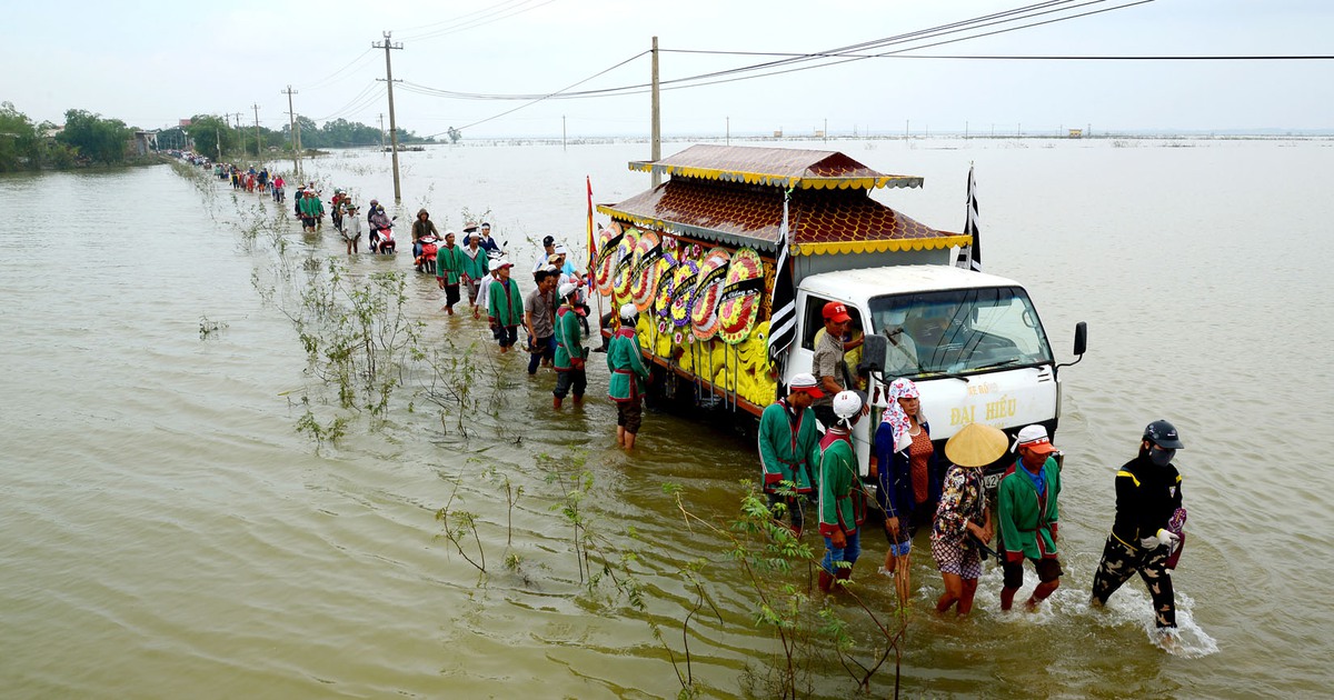 Hàng ngàn người lội nước tiễn biệt nữ sinh thiệt mạng khi vượt lũ đến trường