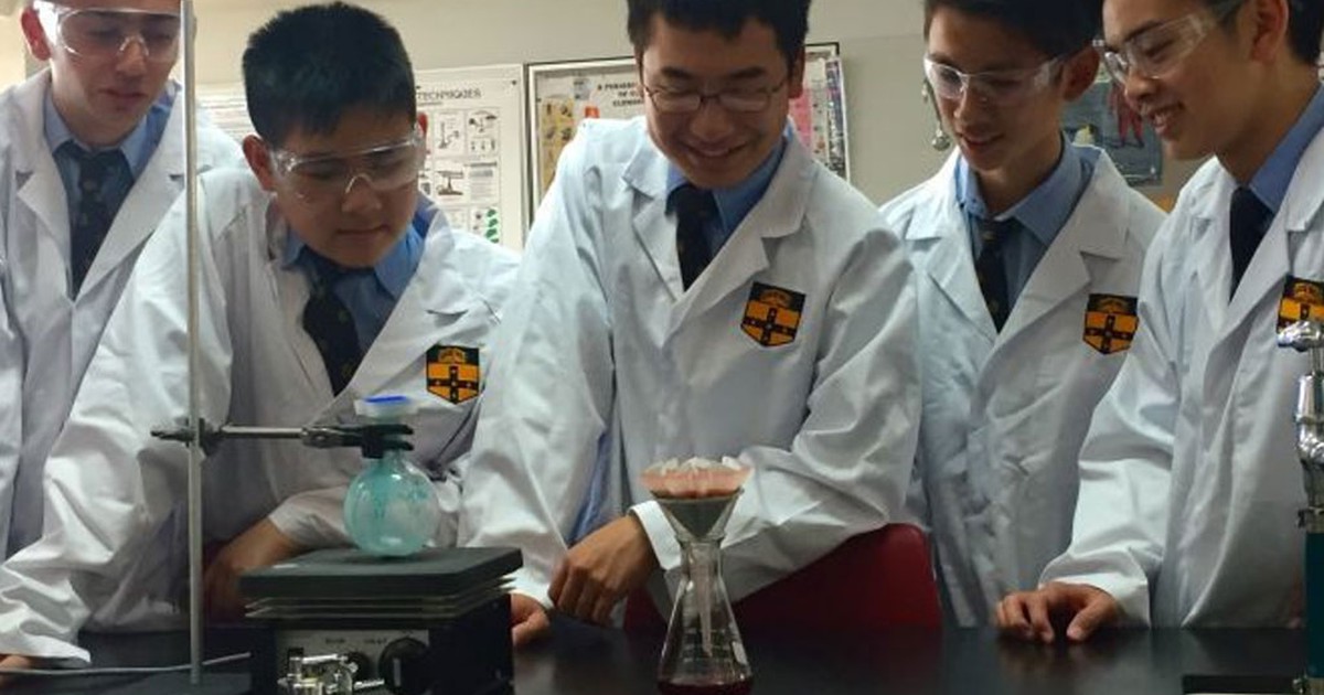 Tin vui cho người nhiễm HIV: Học sinh bào chế thuốc giá rẻ gấp ngàn lần