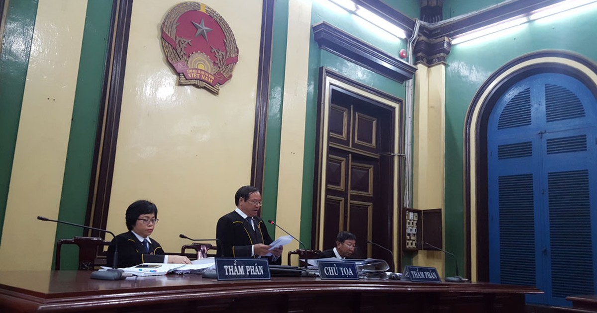 TAND TP.HCM thí điểm trang phục thẩm phán áo choàng dài tay