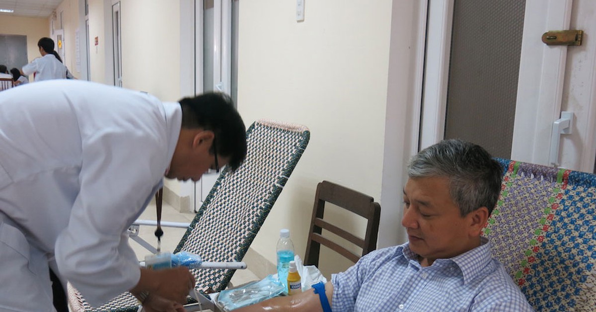 Lũ lụt làm nguồn máu O cạn kiệt, Giám đốc Sở Y tế hiến máu đột xuất