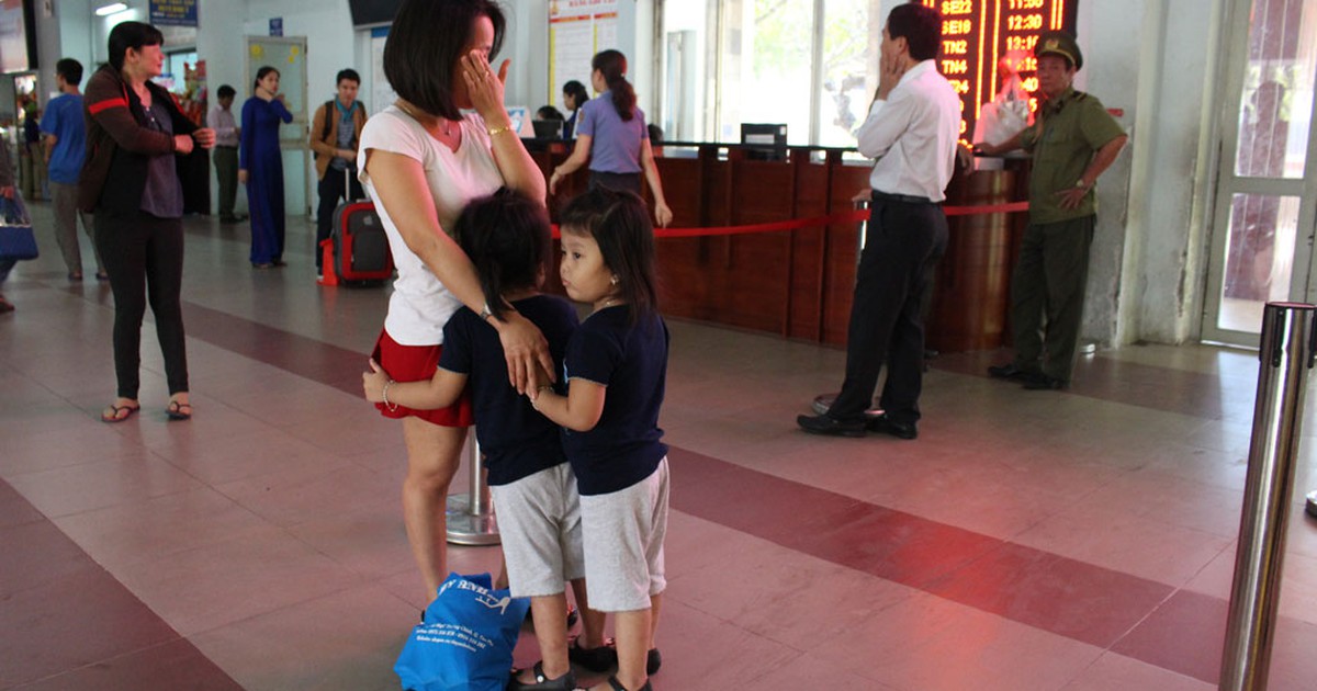 Sài Gòn ‘kẹt cứng’, nhiều hành khách khóc nức nở vì trễ tàu tết