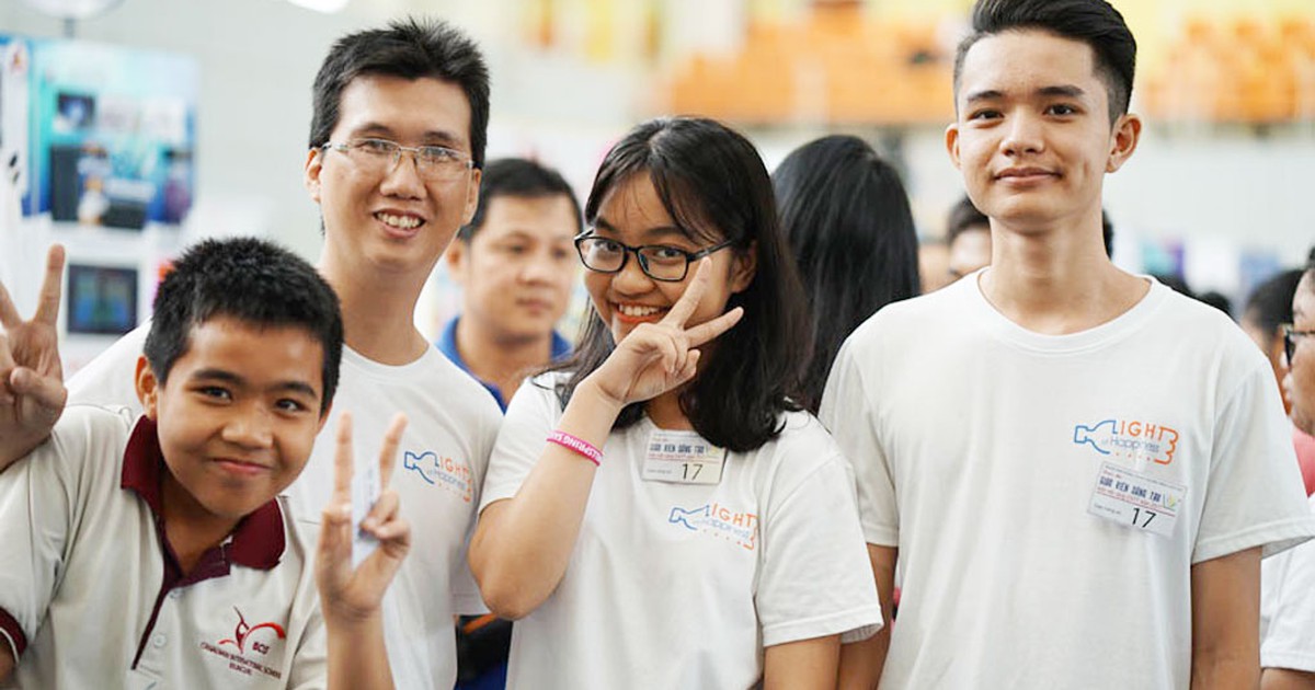 Thầy giáo vật lý 'chế' bóng đèn năng lượng mặt trời cho hộ nghèo Sài Gòn