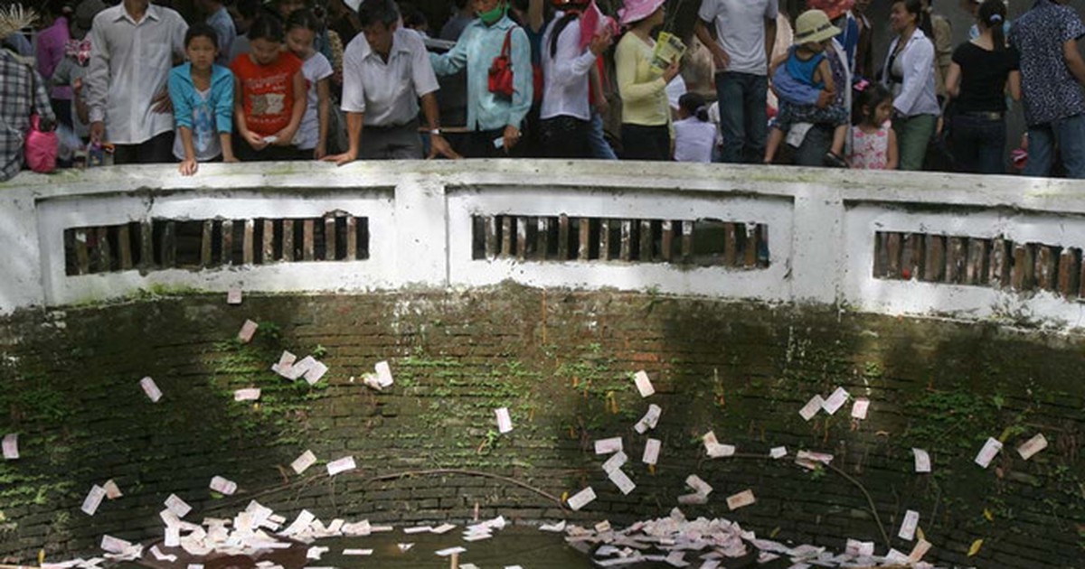 Ném, thả tiền xuống giếng tại di tích sẽ bị phạt